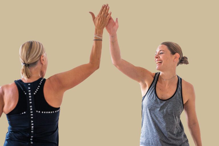 Zufriedene Kursteilnehmerin im Gesundheits- und Trainingszentrum nach erfolgreichem Training.