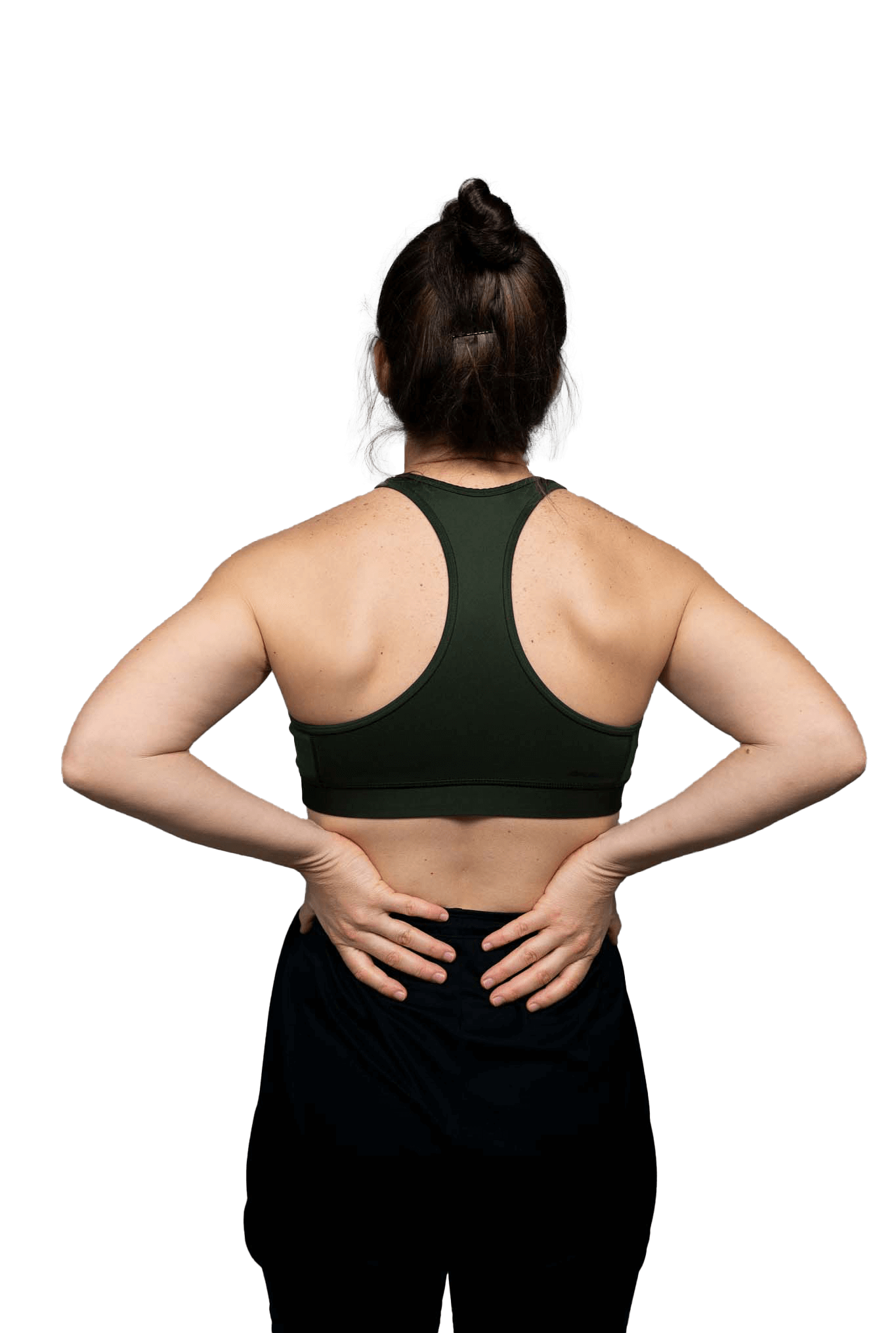 Frau hält sich den unteren Rücken mit starken Schmerzen im Gesundheits- und Trainingszentrum für physiotherapeutische Behandlung.