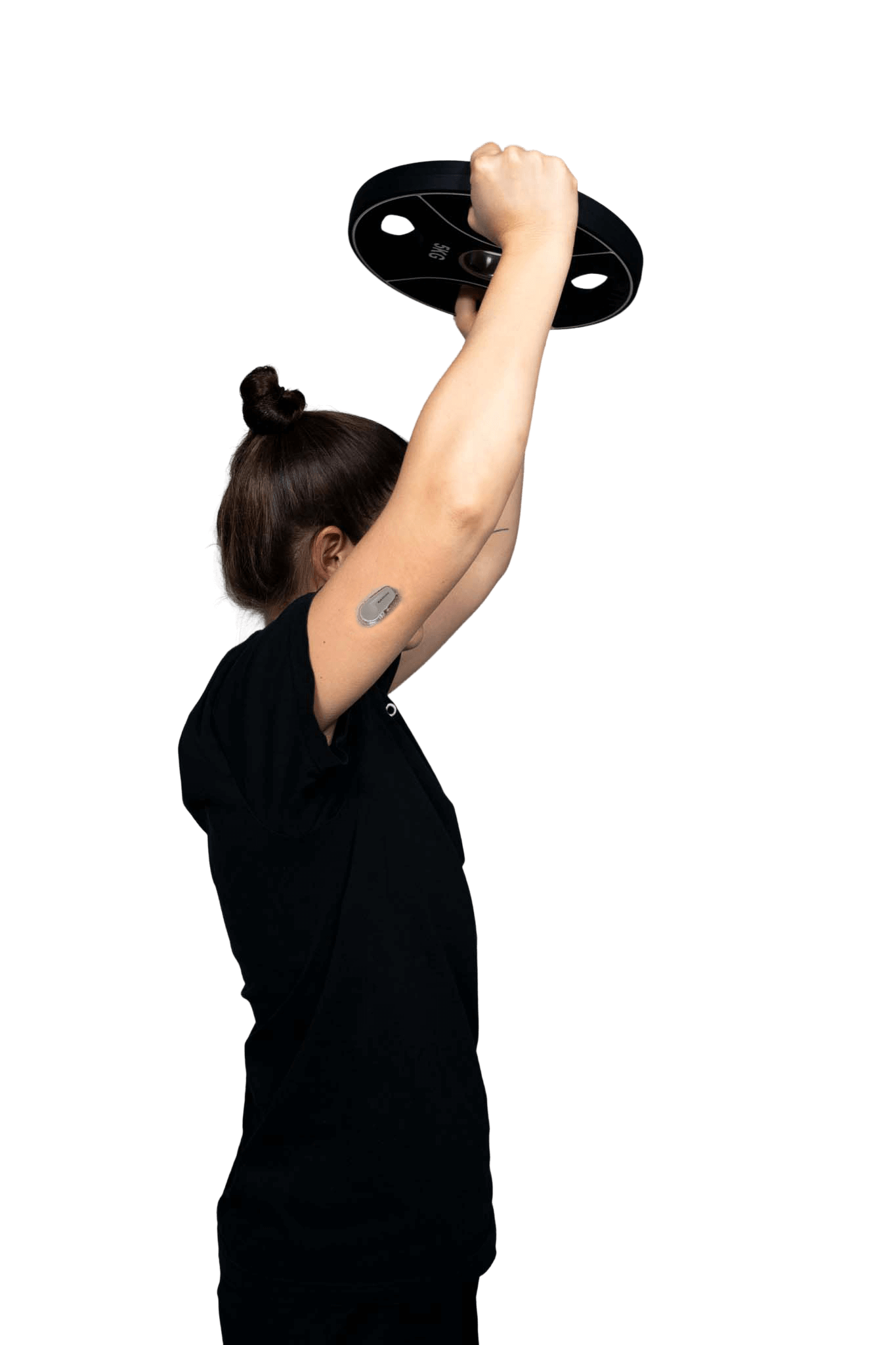 Frau mit Diabetes 1-Pflaster beim Training im Gesundheits- und Trainingszentrum – aktive Therapie bei chronischen Erkrankungen.