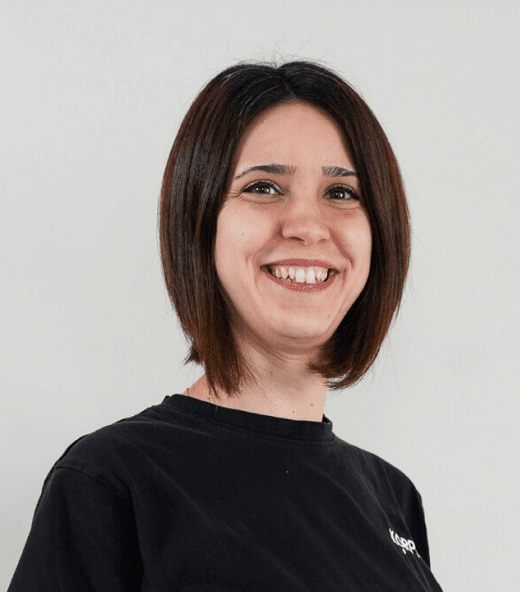 Lächelnde Mitarbeiterin im Korpeo-T-Shirt – freundliches Teammitglied in der Physiotherapie.