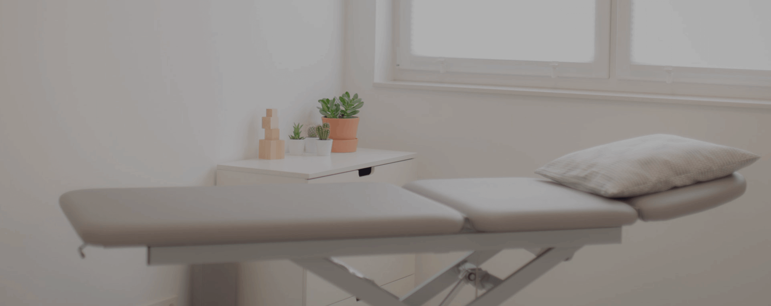 Freundlicher Raum mit Liege – ideale Bedingungen für professionelle Physiotherapie in Lich.