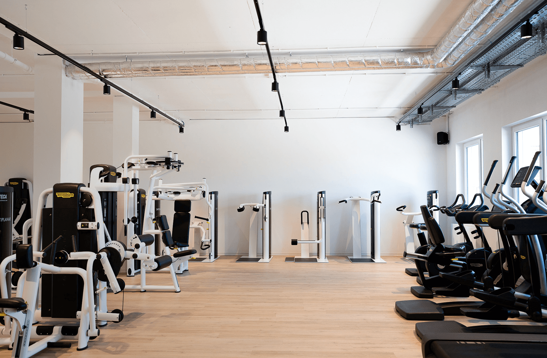 Lichtdurchflutete Trainingsfläche bei Korpeo – optimale Bedingungen für Fitness in Großkrotzenburg.