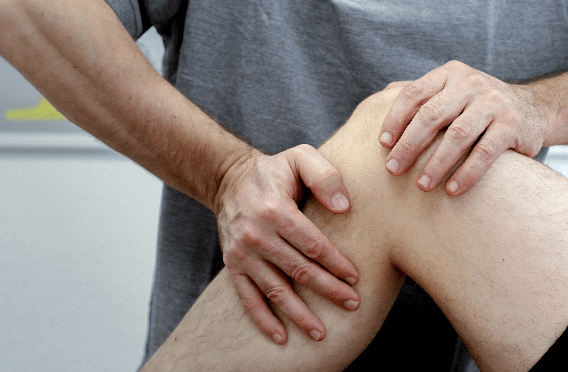 Physiotherapeutische Behandlung am Knie – gezielte Therapie bei Schmerzen durch Physiotherapeut in Lich.