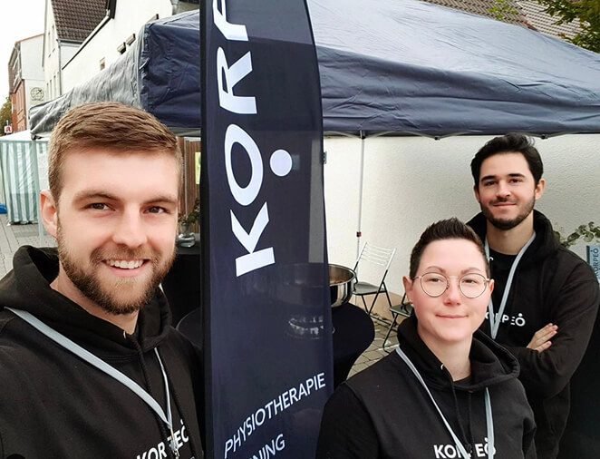 Mitarbeitende von Korpeo repräsentieren das Unternehmen – persönlicher Kontakt und Teamspirit als Bestandteil der Karriere in der Physiotherapie.