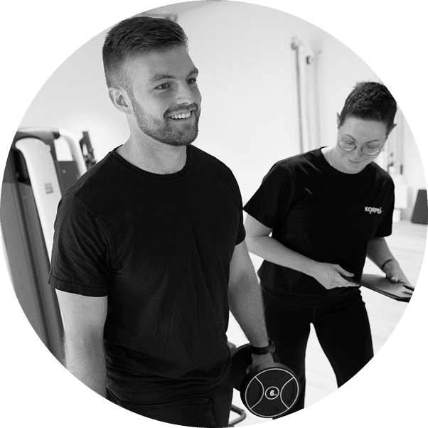 Persönliches Training und Teamarbeit im Fitnessstudio – authentische Szene aus dem Bereich Über uns.