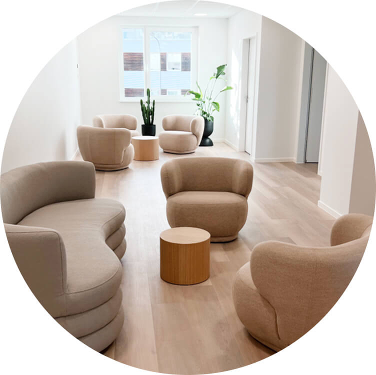 Moderner Warteraum mit Spiegel und Couch – einladendes Umfeld für ein Praktikum n der Physiotherapie.