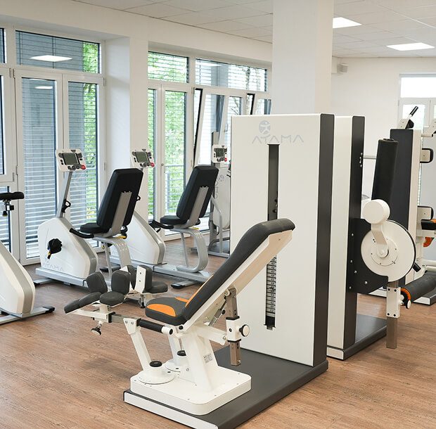 Lichtdurchfluteter Trainingsraum in Werdorf – effektive Physiotherapie und Bewegung an einem Standort der Physiotherapie.