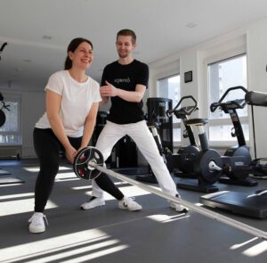 Individuelles Training im Fitnessstudio – Teil des Angebots an verschiedenen Standorten der Physiotherapie.