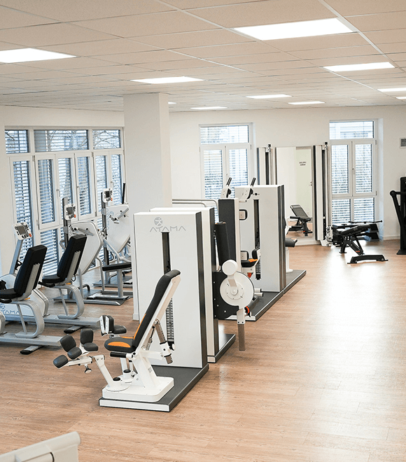 Großzügige Trainingsfläche mit modernen Geräten und natürlichem Licht – optimale Trainingsbedingungen im Fitnessstudio Aßlar.