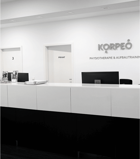 Moderner Empfangsbereich bei Korpeo – stilvolle Atmosphäre beim Physiotherapeuten in Frankfurt Oeder Weg.