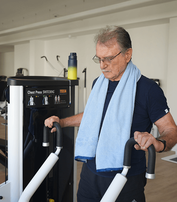 Senior beim Krafttraining – altersgerechte Physiotherapie und Fitness bei Korpeo Offenbach.