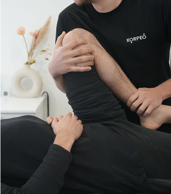 Mann erhält Behandlung von Physiotherapeut zur Verbesserung der Beweglichkeit und Linderung von Beschwerden – professionelle manuelle Therapie bei Korpeo.