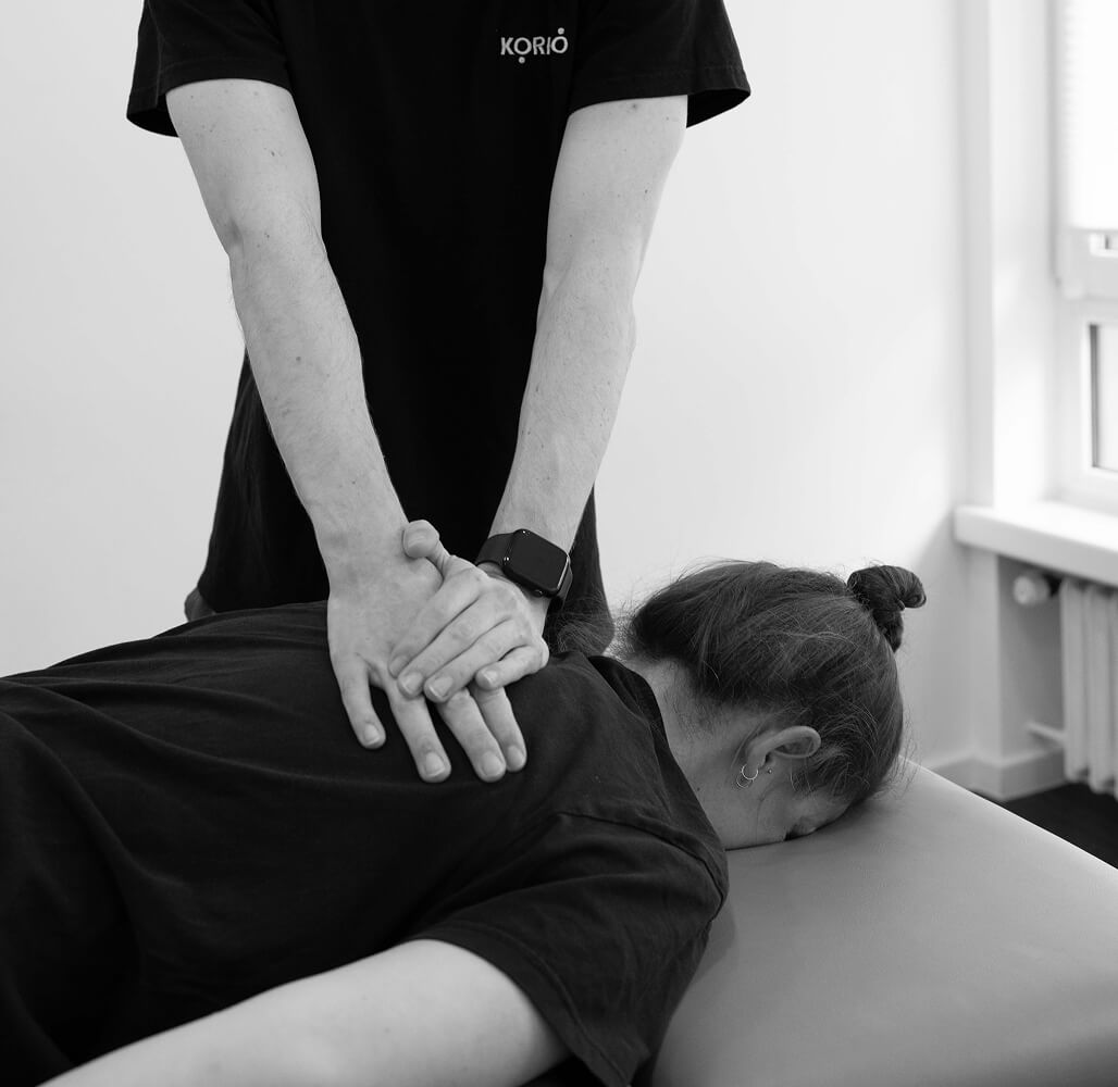 Physiotherapeut behandelt Patientin – praxisnahe Erfahrung im Praktikum Physiotherapie.