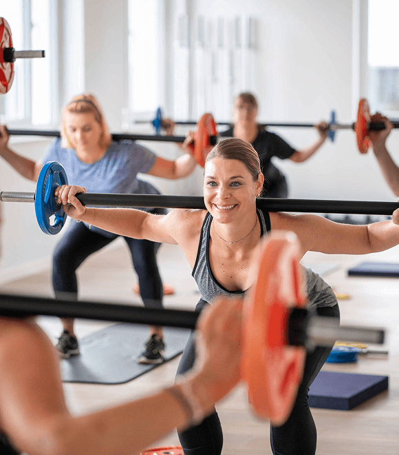 Kniebeugen im Gruppenkurs – funktionelles Fitnesstraining zur Gesundheitsförderung bei Korpeo Rodgau.