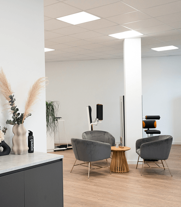 Trainingsfläche mit Körperanalyse und gemütlicher Sitzecke – ganzheitliches Angebot im Fitnessstudio Aßlar.