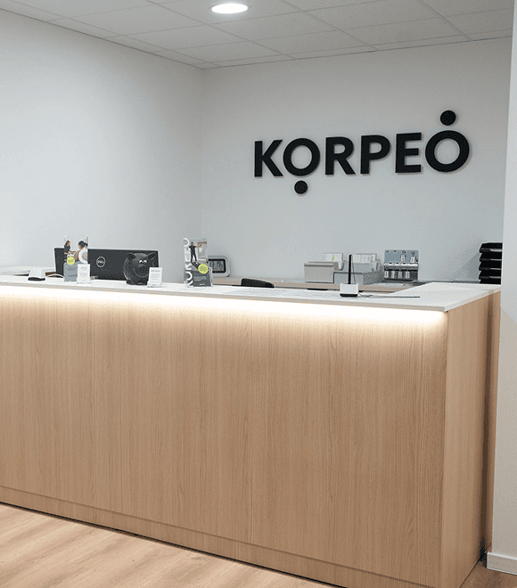 Moderner Empfangsbereich bei Korpeo Rabenau – freundlicher Empfang für Physiotherapiepatienten.