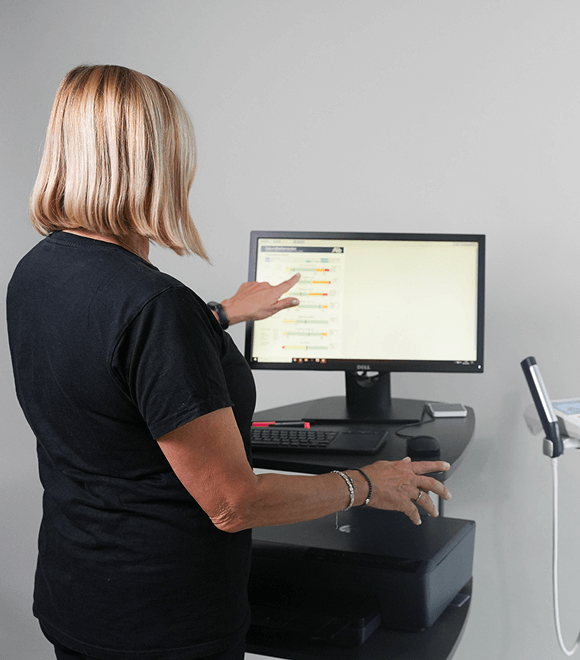 Zwei Frauen bei Analyse der Körperzusammensetzung – datenbasiertes Training für Gesundheit und Fitness Rodgau.