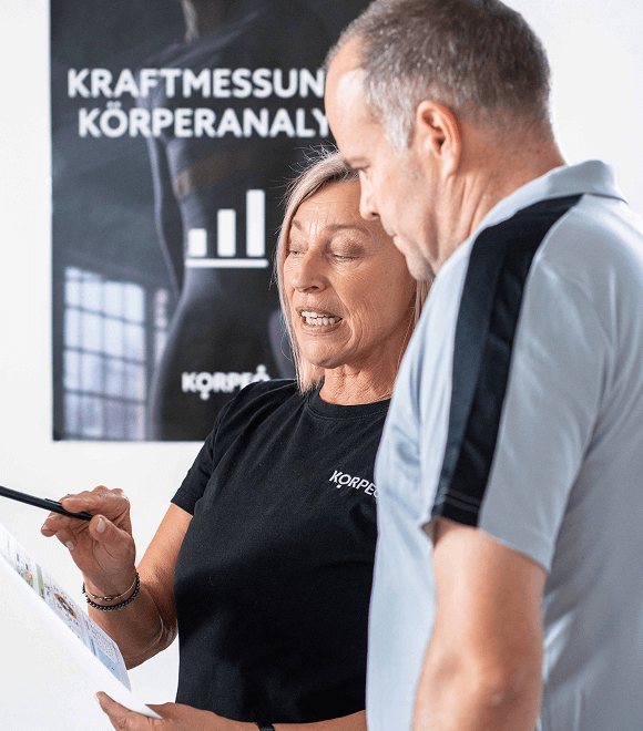 Trainerin analysiert Ergebnisse der Körperzusammensetzung – zielgerichtete Trainingsbetreuung im Fitnessstudio Aßlar.