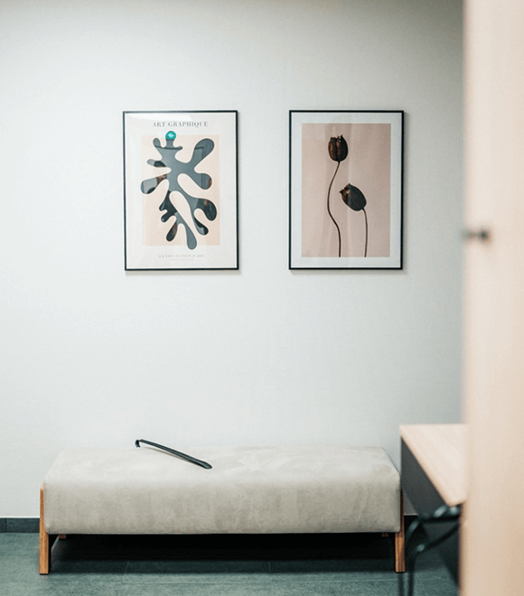 Heller Umkleideraum mit Holzspinden und Sitzbank – stilvolle Ausstattung für Teilnehmer der Fitnesskurse in Wetzlar.