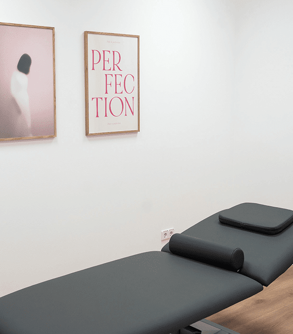 Behandlungsraum mit rosa Deko – ruhige Atmosphäre für Physiotherapie in Rabenau.