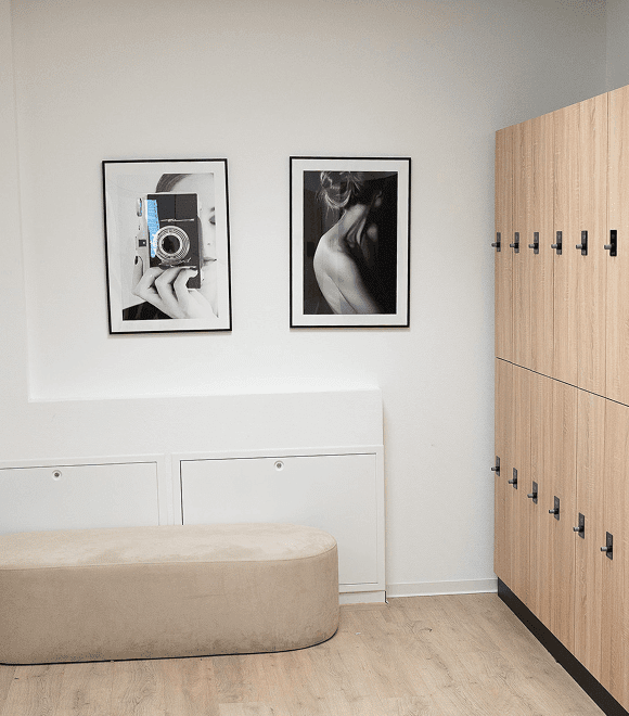 Umkleideraum mit Holzspinden und Sitzbank – gepflegte Ausstattung für ein angenehmes Trainingserlebnis bei Fitness Rodgau.