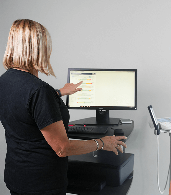 Zwei Frauen im fachlichen Austausch während einer Körperanalyse – datenbasiertes Gesundheitscoaching im Fitnessstudio Aßlar.
