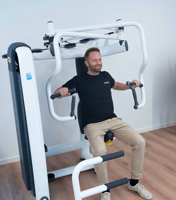 Physiotherapeut demonstriert Training – motivierende Betreuung bei Korpeo Rabenau.