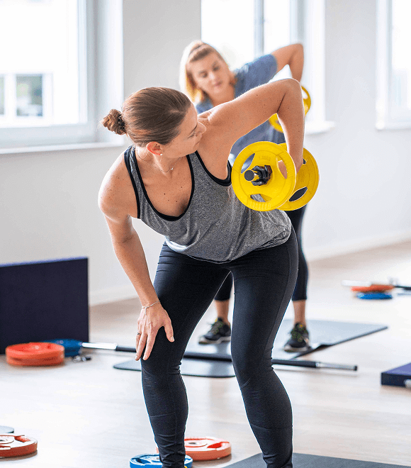 Aktive Teilnehmer trainieren gemeinsam – dynamisches Umfeld und motivierende Fitnesskurse in Wetzlar bei Korpeo.