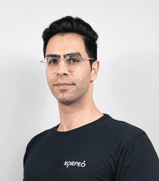 Lächelnder Mitarbeiter im Korpeo-T-Shirt – freundliches Teammitglied im Trainings- & Fitnessbereich.