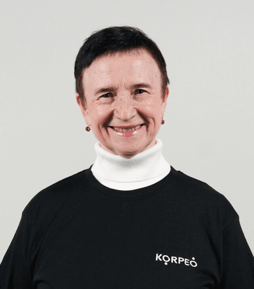 Lächelnde Mitarbeiterin im Korpeo-T-Shirt – freundliches Teammitglied in der Physiotherapie.