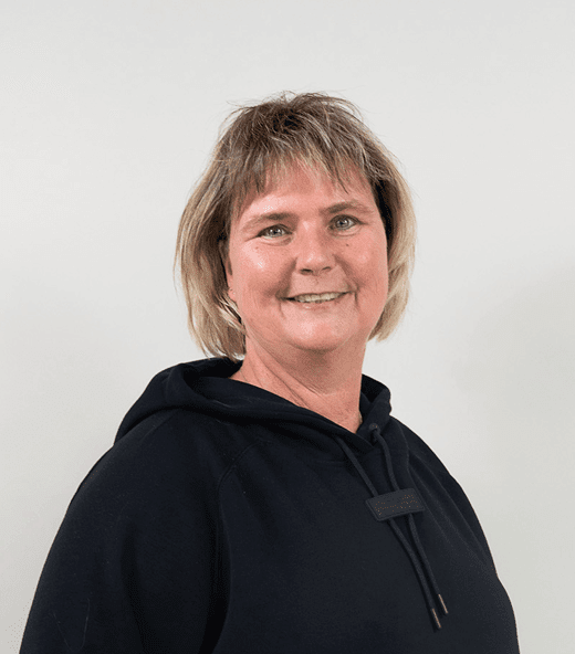 Lächelnde Mitarbeiterin im Korpeo-T-Shirt – freundliches Teammitglied im Empfangsbereich.