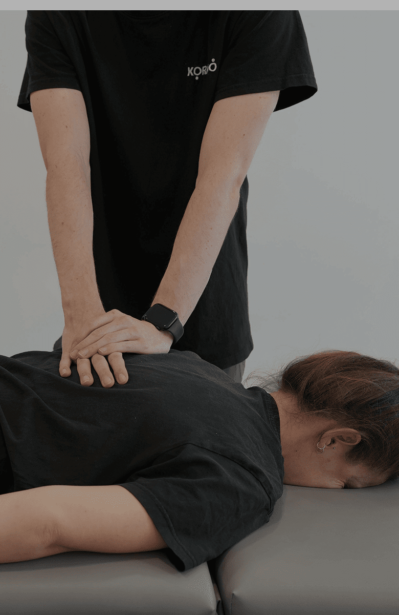 Therapeutische Behandlung im Behandlungsraum – professionelles Leistungsangebot der Physiotherapie für Genesung und Wohlbefinden.