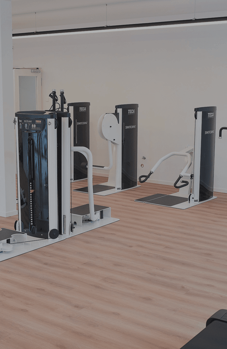 Fokus auf die modernen Teca-Geräte auf der Trainingsfläche am Korpeo-Standort Rabenau – effektives Muskeltraining in hochwertig ausgestatteter Trainingsumgebung.