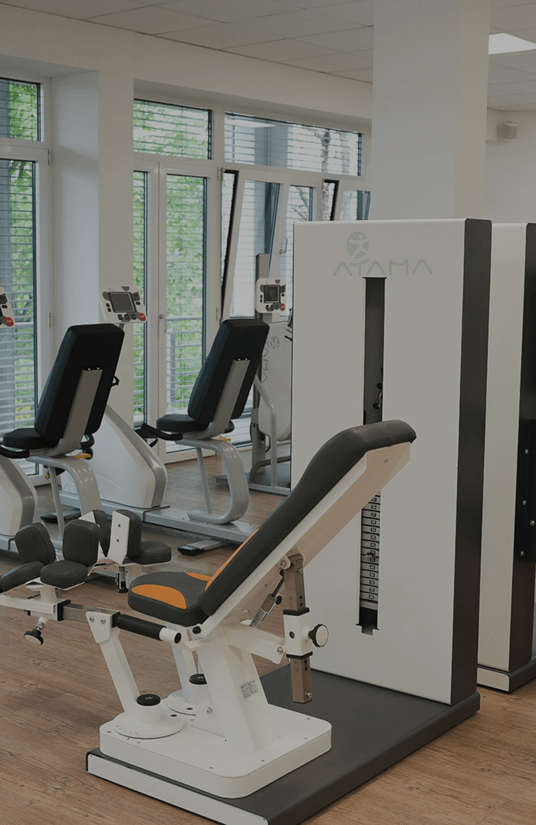 Einblick in die lichtdurchflutete Trainingsfläche von Korpeo in Werdorf mit großen Fenstern und moderner Ausstattung – ideale Umgebung für effektives Gesundheitstraining.