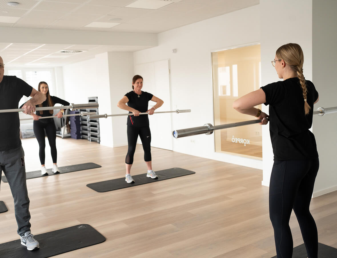 Teilnehmer beim Gruppentraining – Leistungsangebot der Physiotherapie mit Fokus auf Bewegung, Motivation und Gemeinschaft.