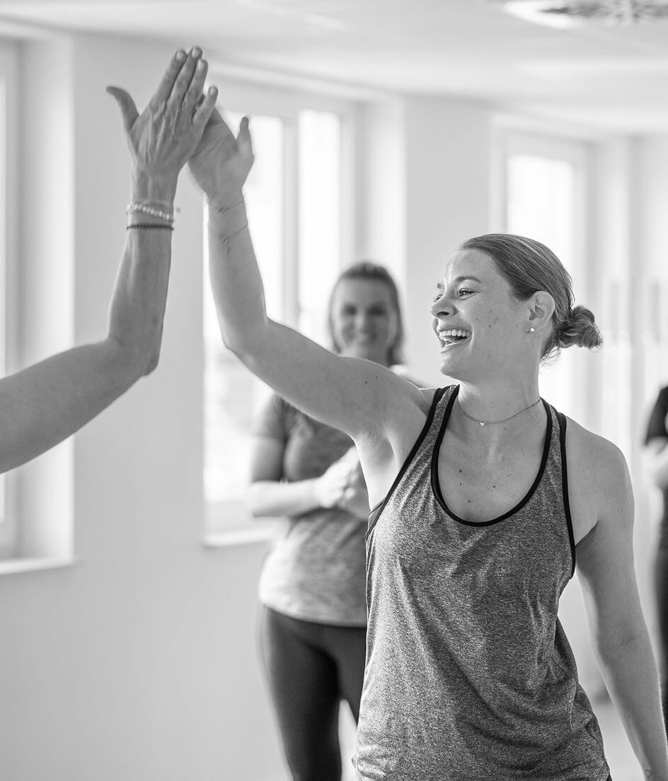 Teilnehmerin eines T-RENA Kurses lächelt – Freude an Bewegung und persönlicher Betreuung in Kursen in meiner Nähe.
