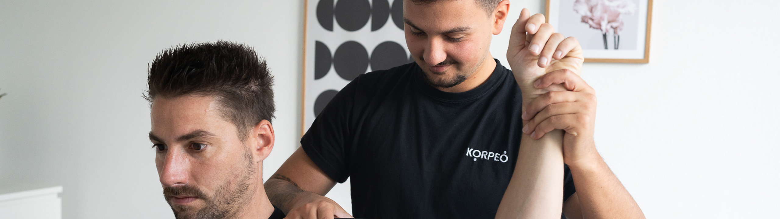 Physiotherapeut bei der Behandlung