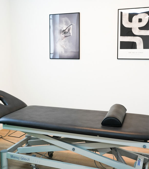 Behandlungsliege aus Allendorf mit einem grauen Kissen