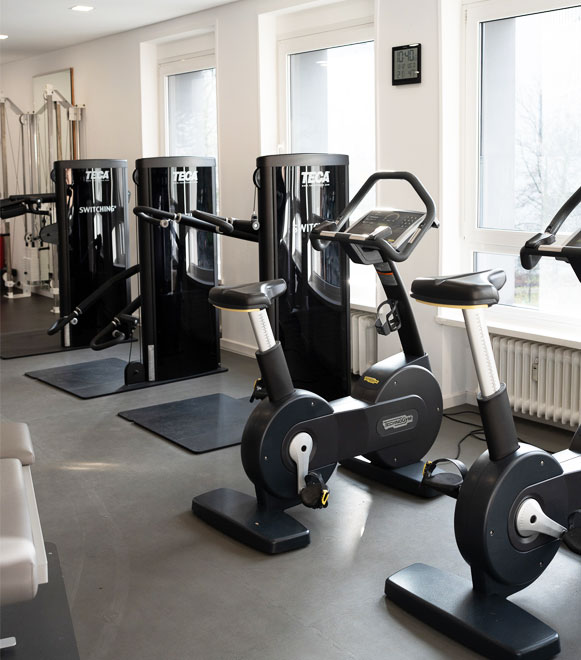 Einblick auf die Trainingsfläche mit unterschiedlichen Kraft- und Cardiogeräten in Frankfurt