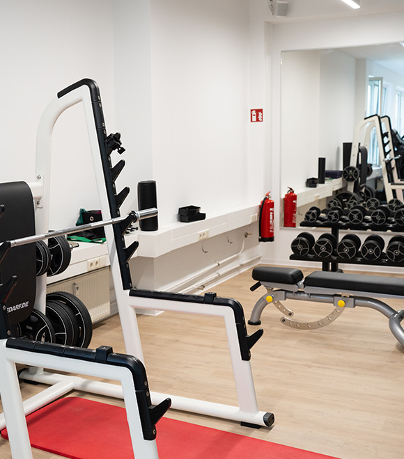 Trainingsgeraete auf der Trainingsflaeche in Offenbach