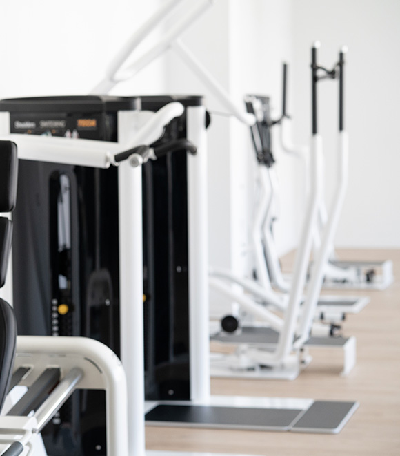 Trainingsgeraete auf der Trainingsflaeche von KORPEO Offenbach