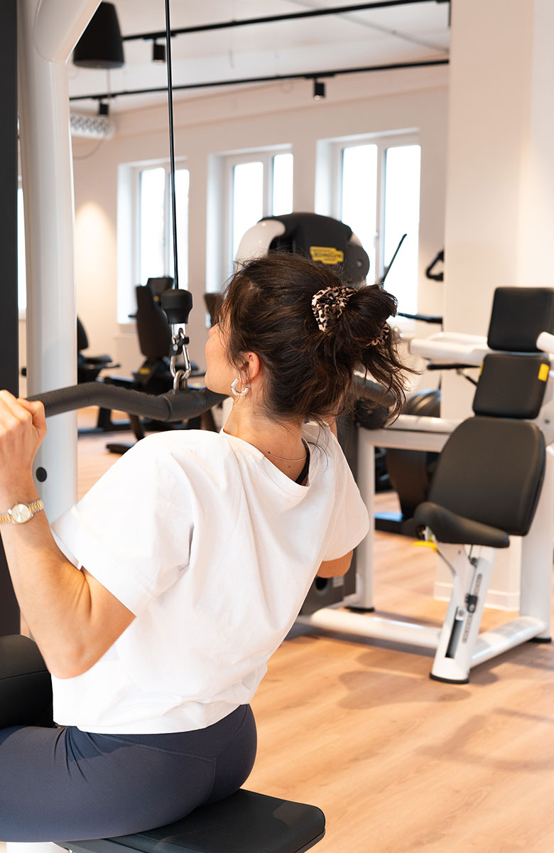 Junge Trainerin Johanna trainiert auf der Trainingsfläche von KORPEO Kirtorf