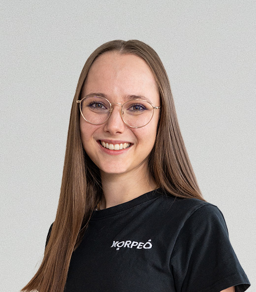 Lächelnde Empfangsmitarbeiterin Saskia am Standort Kirtorf