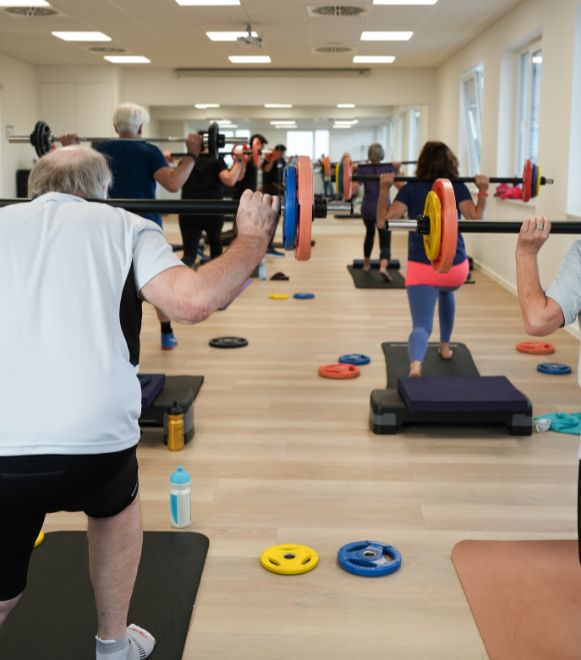 Einblick in einen Präventionskurs von KORPEO mit Langhanteln.
