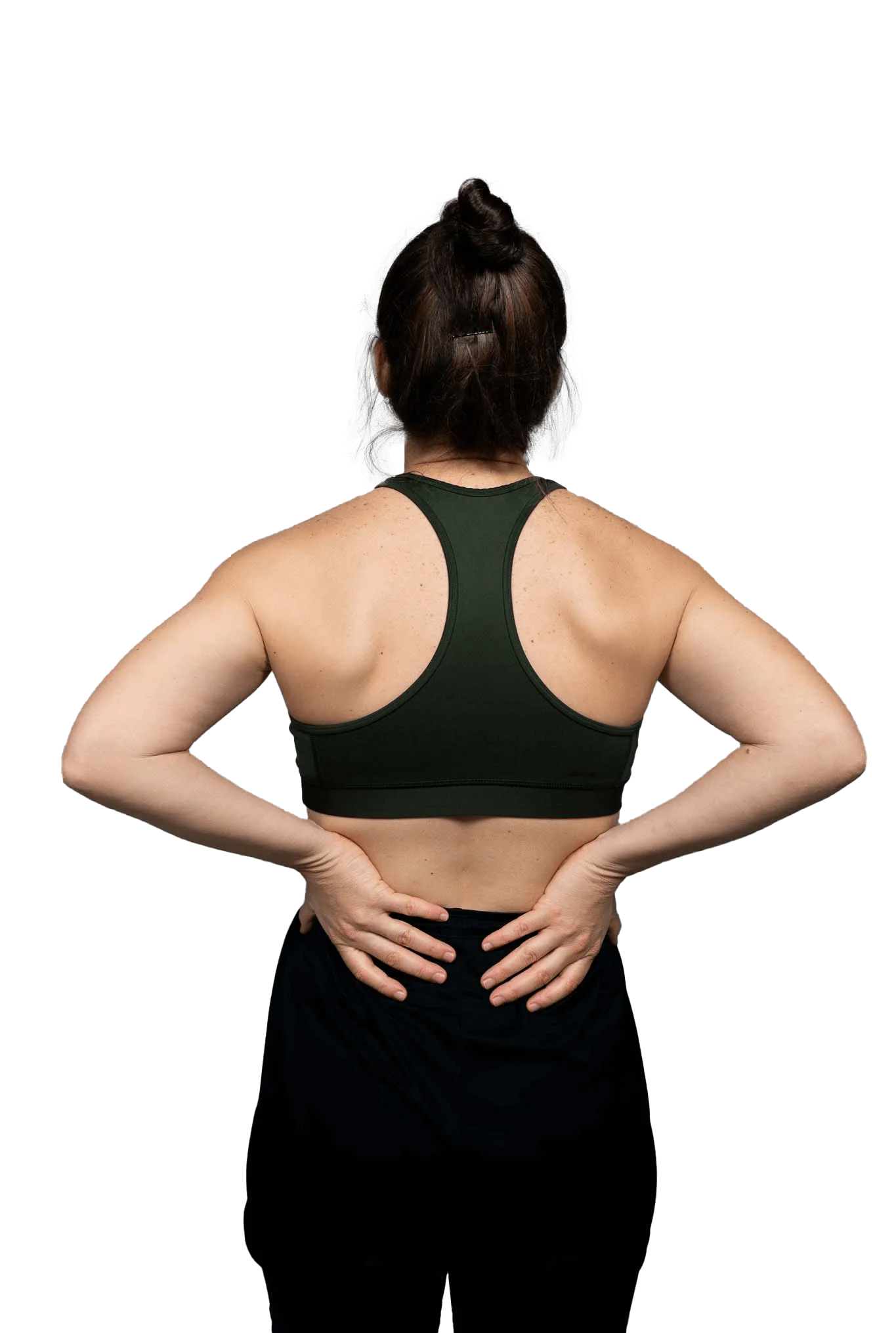 Frau hält sich den unteren Rücken mit starken Schmerzen im Gesundheits- und Trainingszentrum für physiotherapeutische Behandlung.