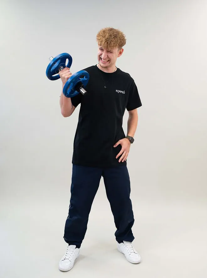 Humorvoller Trainingsmoment im Physiotherapie-Umfeld – Teil der positiven Arbeitskultur im Bereich Karriere Physiotherapie.