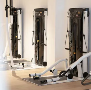 Trainingsbereich mit Teca-Geräten – gezieltes Training für Gesundheit und Wohlbefinden an den Standorten der Physiotherapie.