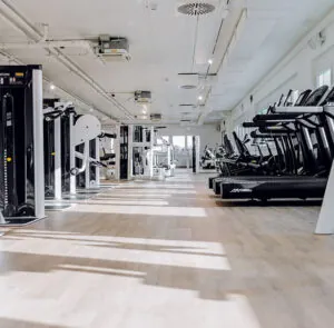 Trainingsbereich in Emmerich mit modernen Geräten – effektives Training an einem der Standorte der Physiotherapie.