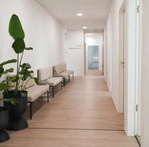 Heller Flur bei Korpeo Offenbach – stilvolle Einrichtung an einem Standort der Physiotherapie.