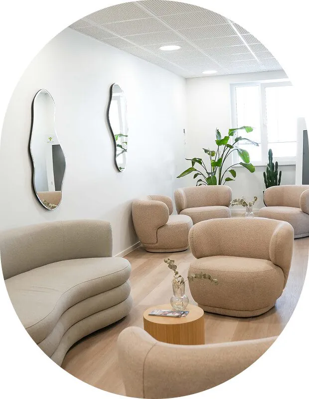 Stilvoll eingerichteter Warteraum mit Spiegel und Designercouch – modernes Arbeitsumfeld im Rahmen der Karriere in der Physiotherapie.